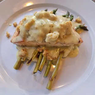 Atlantic salmon Oscar with bearnaise sauce