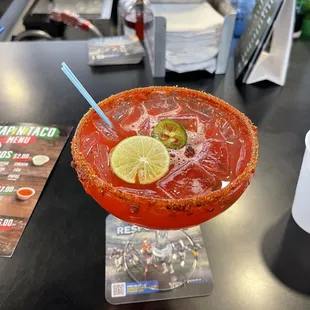 a margarita with a lime slice