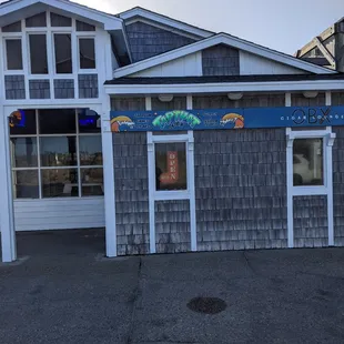 the outside of a restaurant