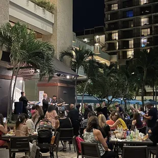 9/2022 live music on a Saturday night