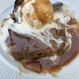 Ooohhhhhh banana chocolate bread pudding with vanilla ice cream and Carmel sauce. I mean.... Yes pretty please.