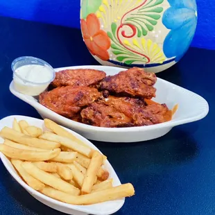 food, chicken wings and fried chicken