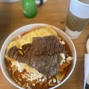 Chilaquiles de Salsa Roja picante con steak