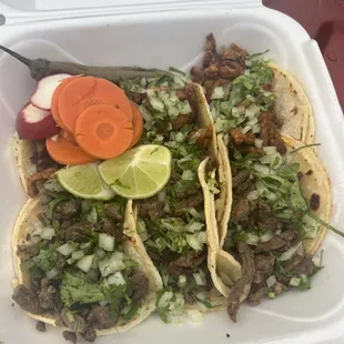 Tacos al pastor y carne asada