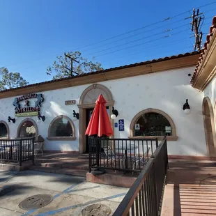 the outside of a restaurant