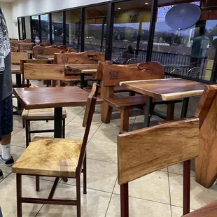 Empty tables and a lot of people waiting to make their order