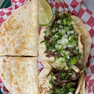 1 quesadilla de asado con 2 tacos de barbacoa