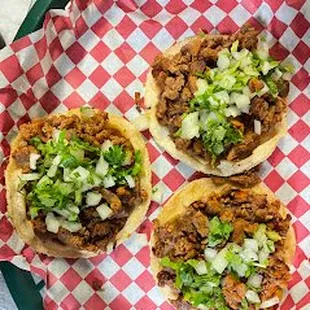 Sopes de asada con cilantro y cebolla