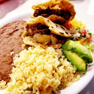 Gorditas con carne picadillo.