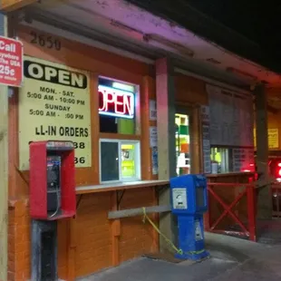 We are here for late night snack on Sunday, good to know they are open until 10pm.