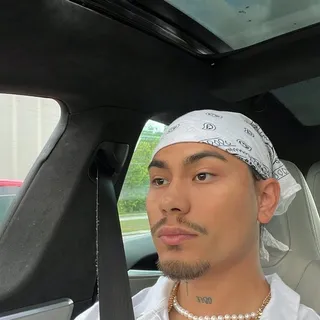 D L.