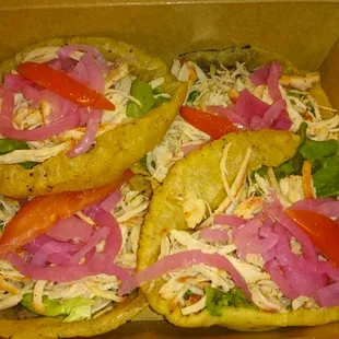 Panuchos(pollo) y salbutes