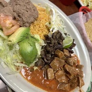 Plato combinato with carne guisada and beef fajita