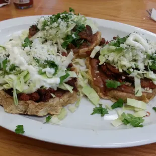 Sope de asada, chorizo y al pastor.
