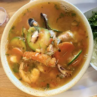 7 seafoods king crab, shrimp, a big prawn, fish, octopus, mussels and octopus.