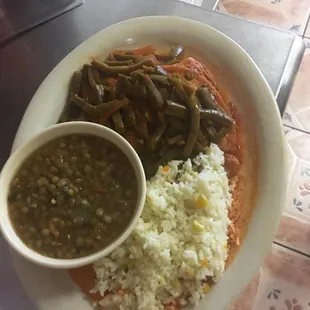No palito,tortas de camarón ,lentejas y arroz blanco