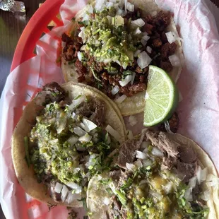 Tacos de lengua y uno de chorizo