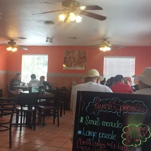 Close to 3pm Sunday when they close and it's still pretty busy.