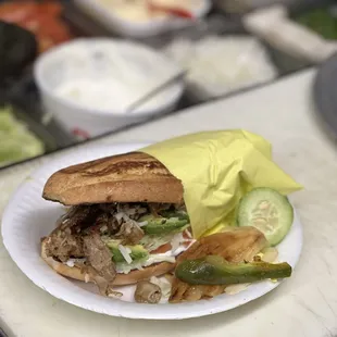 Tripa Torta with grilled onions and jalapeños
Torta de Tripa con cebollitas y jalapeños