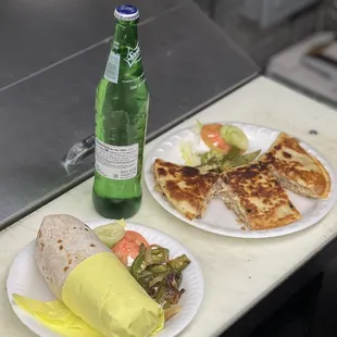 Quesadilla de Chili-verde y un burrito 
Chili-verde quesadilla and a burrito