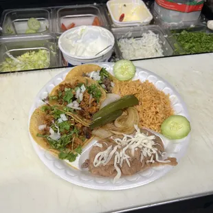 2 tacos de pastor y 1 de asada con arroz y frijol 
2 tacos of pastor and 1 asada with rice and beans