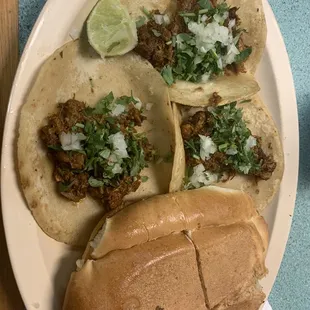 Torta de asada y unos tacos de al pastor.