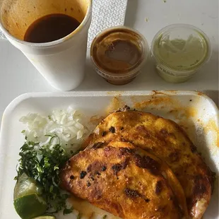 Dos, Quesabirria con Salsa