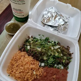 This is a combo plate with carne asada it's first time I try this plat I usually get tacos