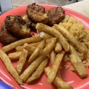 Papas frutas y pollo frito