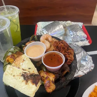 Este plato es divino no me acuerdo del nombre. La bebida verde es una agua fresca de pepino y piña! Deliciosa