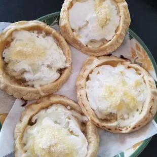 Sopes.   Con crema.  Y keso