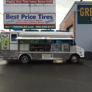 The whole view of the truck. Great place to eat!