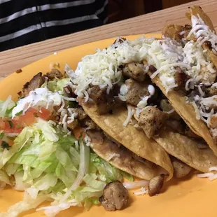 Crispy tacos con pollo asado.