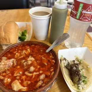 Menudo y taco de barbacoa