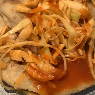 Pupusas de frijol y queso con curtido y salsa
