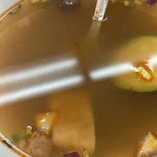 Caldo de agua, y de verduras refrigeradas, sabe rete gacho  esto no es caldo de  res como lo venden !  No dije nada y me alejé