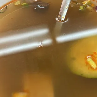 Caldo de agua y verduras congeladas