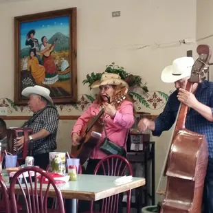 traveing musicians stoppin thru on Saturday afternoon