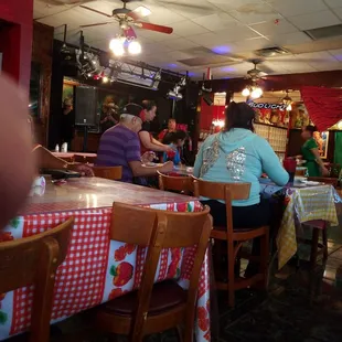 Live music on a Sunday at noon!