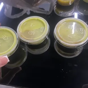 El vasito que estoy sosteniendo, es el que yo me serví de la barra. Los otros dos me los dieron en la bolsa con mi pedido.