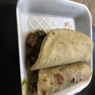 Los tacos (una lengua y un carne asada)