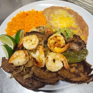 La comida es muy deliciosa es real mente comida mexicana con muy buen sazón y precios accesibles se recomienda