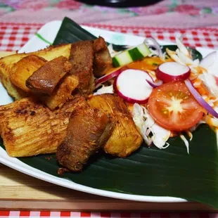 Yuca Frita con Chicharrones