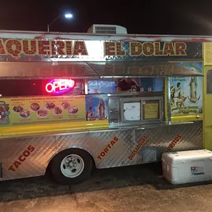 No does not take reservations...