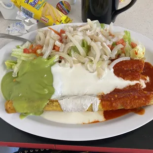 Flautas de carne deshebrada . Exquisito sabor, buena calidad, buen precio y excelente servicio.