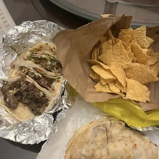 Suiza, tacos and chips