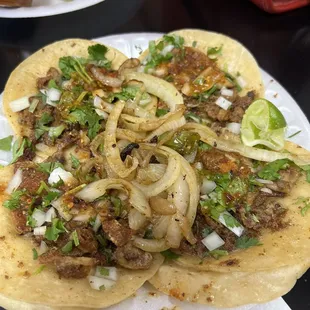 Tacos de tripas con choke rojo y cebolla...