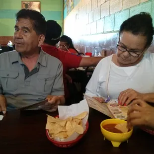 Comiendo chips con salsa