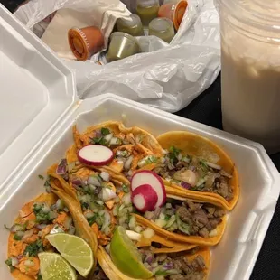 Tacos de carne asada y pollo, horchata, y salsa roja y salsa verde