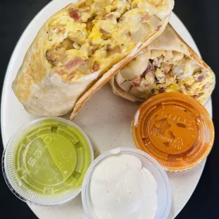BREAKFAST BURRITO CON PAPAS Y TOCINO